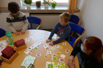 Das Bild zeigt eine Sprachlotsin im Einsatz