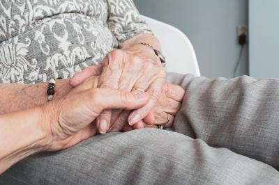Das Bild zeigt die Hände einer Seniorin