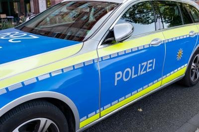 Das Bild zeigt einen Polizeiwagen.