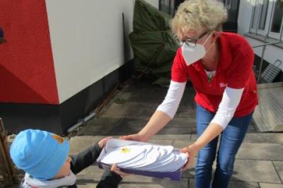 Das Bild zeigt die Übergabe der Ostergrußkarten.