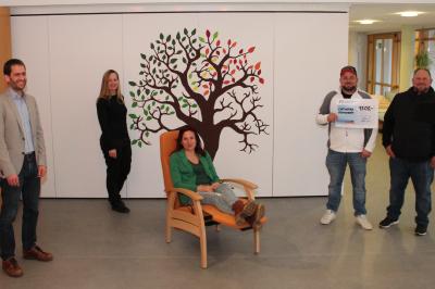 Das Bild zeigt die Spendenübergabe in der Tagespflege Oettingen. 