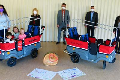 Das Bild zeigt die Übergabe der beiden neuen Kita-Fahrzeuge. 