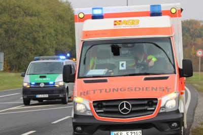 Das Bild zeigt einen Krankenwagen und ein Polizeiauto.