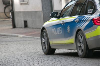 Das Bild zeigt ein Polizeiauto. 