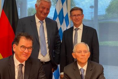 Reiner Meutsch (Fly & help), Landrat Stefan Rößle mit Bundesentwicklungsminister Dr. Gerd Müller, der den Ulrichspreis verliehen 