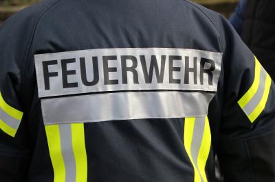 Das Bild zeigt die Aufschrift "Feuerwehr" auf einer Weste. 