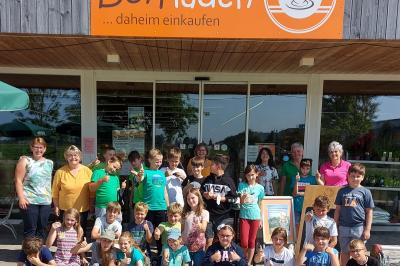 Die 4. Klasse der Grundschule Oberndorf bei ihrem Besuch im Dorfladen. 