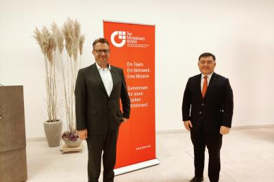 v.re.) S.E. Nabjon Kasimov, Botschafter Usbekistans, und Hans-Joachim Meinert, Geschäftsführer von FRANKENRASTER sprachen über Digitalisierungsmöglichkeiten und die Idee eines Joint-Ventures.