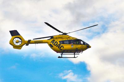 Gelber ADAC-Hubschrauber in der Luft