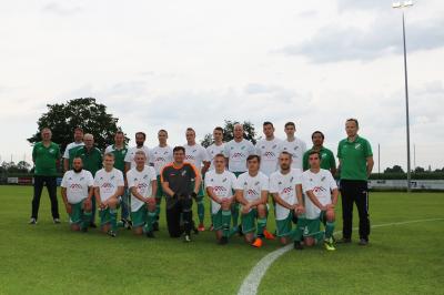 Unser Bild zeigt Vereinsvorstand Bernd Büttner (links) mit Verantwortlichen und aktiven Fußballern der ersten Mannschaft des SC Nähermemmingen/Baldingen. 