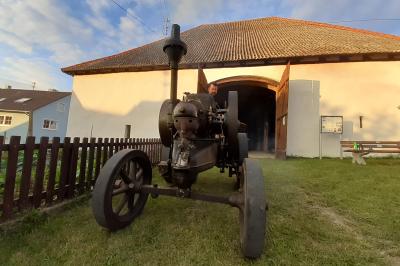 100 Jahre alter Lanz-Bulldog vor dem Zehentstadel in Heroldingen. 