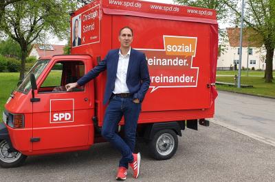 Auf dem Bild zu sehen Christoph Schmid mit seiner roten Ape.