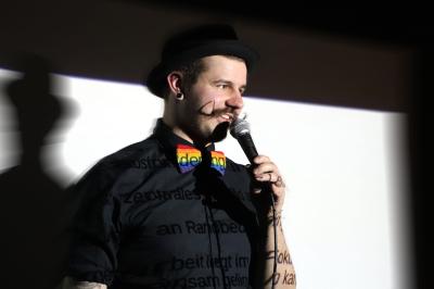 Nils Nektarine, der Moderator mit dem markanten Bart, veranstaltet veranstaltet monatliche Powerpoint Karaoke Abende in seiner Heimatstadt Nürnberg und in Würzburg. Ist das Publikum im Donau-Ries bereit für diese Kunstform? 