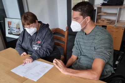 Im Zentrum Leichte Sprache Schwaben in Donauwörth arbeitet Übersetzer Fabian Müller (rechts) mit zertifizierten Prüferinnen und Prüfern zusammen, um die Verständlichkeit der Texte zu prüfen. 