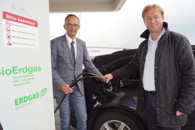 MdL Wolfgang Fackler (rechts) tauschte sich mit Helmut Kaumeier, dem Leiter des Kommunalkundenmanagements von Erdgas Schwaben, über die Perspektive des CNG-Antriebs aus. Das Foto entstand an der Agip-Tankstelle in Donauwörth-Riedlingen an der B16. 