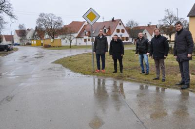 Der Ausbau der Hauptstraße mit diversen Platzgestaltungen in Alerheim als Dorferneuerungsprojekt kann beginnen. Amtsleiter Christian Kreye (r.) vom Amt für Ländliche Entwicklung Schwaben gab hierzu im Beisein der Bundestagsabgeordneten Christoph Schmid und Ulrich Lange, Bürgermeister Alexander Joas  und Landtagsabgeordneter Wolfgang Fackler „grünes Licht“ (von links).
