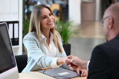 Bewerberin gibt Chef bei Bewerbungsgespräch die Hand