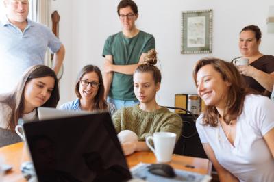 Jugendliche schauen auf Computerbildschirm