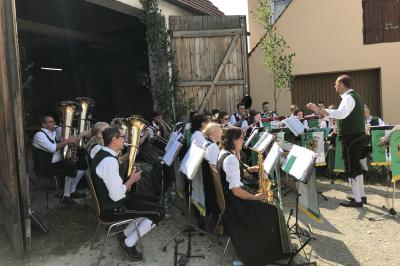Zu sehen sind die Mitglieder der Stadtkapelle Harburg beim einer Aufführung. 