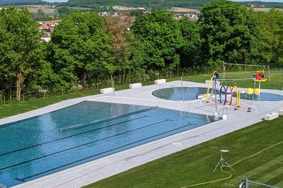 Der komplett neu gestaltete Nichtschwimmer-, Wellness-, Kinder- und Familienbereich, wenige Wochen vor der Eröffnung