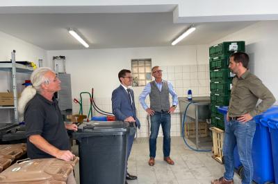 Um sich selbst ein Bild vom Baufortschritt zu machen, besuchte Oberbürgermeister David Wittner die Räume, in denen schon bald ehrenamtlichen Helfer Lebensmittel für den Verkauf im CaDW aufbereiten können