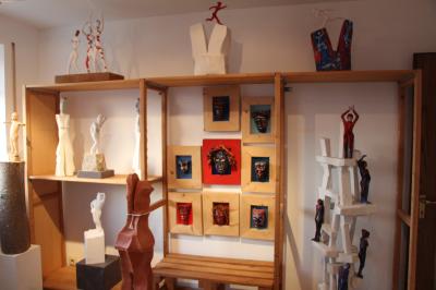 Das Bild zeigt eine Kunstausstellung.