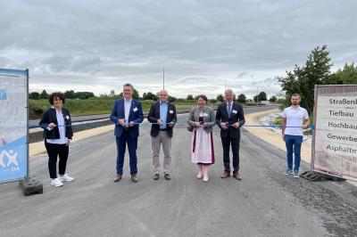 Das Bild zeigt von links: Marika Schimmer (Geda Belegschaft), Geschäftsführer Johann Sailer, Bürgermeister Martin Paninka, die Stellvertretende Landrätin Claudia Marb, Bürgermeister Veit Meggle und Manuel Munninger (Geda Belegschaft)