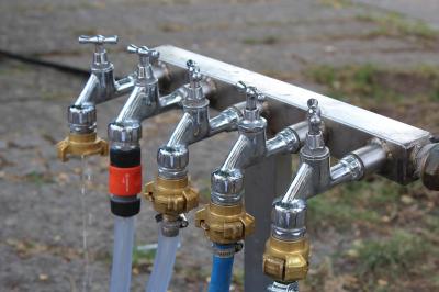 Das Bild zeigt Wasserhähne.