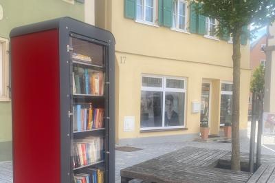 Der öffentliche Bücherschrank gegenüber der Raiffeisenbank in Oettingen.