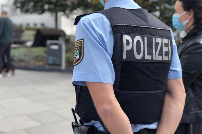 Polizist von hinten