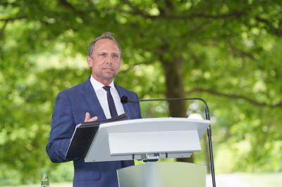 Das Bild zeigt den bayerischen Staatsminister für Umwelt und Verbraucherschutz Thorsten Glauber.