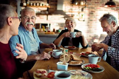 Im Bild sind Senioren beim Frühstücken zu sehen
