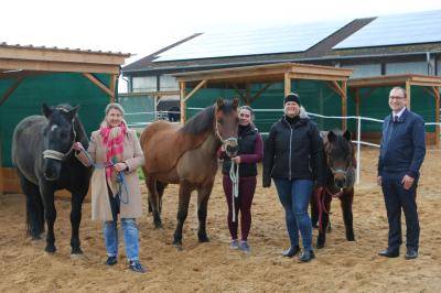 Alle Beteiligten freuen sich über die neuen Unterstände für die Schulungspferde.