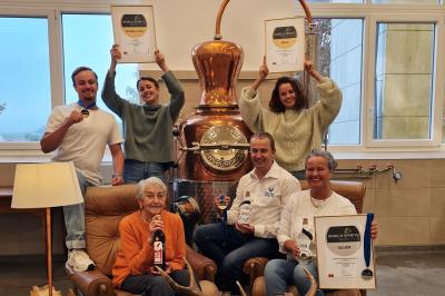 Die Rieser Destillerie erhält mehrmals Gold für ihren Meteoriten-Gin und den Meterioiten-Likör.