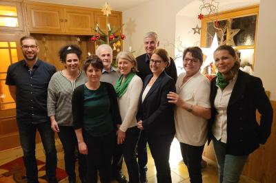 v.l.: Frank Weigl (ausgeschiedener Betriebshelfer), Tanja Göggerle (Stellv. Stationsvorsitzende), Charlotte Funk (Dorfhelferin), Friedrich Reule (ausgeschiedener Betriebshelfer), Claudia Braun (Einsatzleiterin), Wolfgang Gerstenmeyer (Betriebshelfer), Nicole Binger (Stationsvorsitzende)  Helga Strobel (Dorfherlferin), Sandra Roth (Einsatzleiterin), nicht auf dem Foto Betriebshelfer Andreas Stoll und ausgeschiedener Betiebshelfer Bernhard  Rebeledonauwörth.