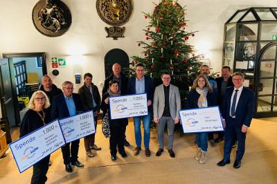 v.l.: Sabine Koloska, Alexander Joas, Werner Luther, Susanne Schaffer, Sieglinde Besel, Hans Engelbrecht (Leiter des Bezirkszentrums Nördlingen/Bopfingen), ODR-Betriebsratsvorsitzender Thorsten Häußer, Oberbürgermeister David Wittner, Susanne Vogl, Helmut Weiß, Klaus Schmidl und Landrat Stefan Rößle.