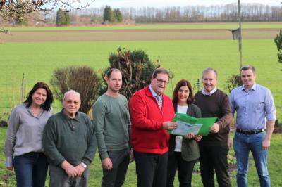 Im Bild sind die Vertreter der Interessengemeinschaft gemeinsam mit Michael Bosse und mit dem Abgeordneten Johann Häusler zu sehen.