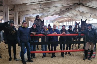 Uwe Carstensen neben Klaus Krüp und Barbara Zuber mit Teilnehmern und Pferden.