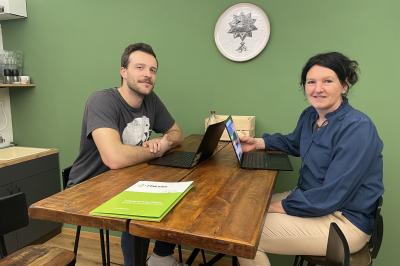 Inhaber Christoph Finkel (links) erfüllte sich im März den Traum vom eigenen Coworking Space. 