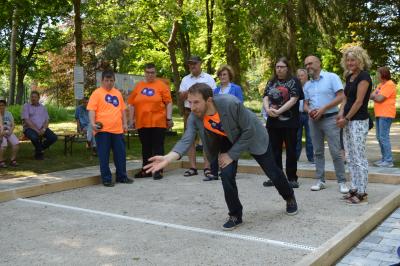 Bürgermeister Thomas Heydecker in Aktion bei der Einweihung der Boccia Bahn.