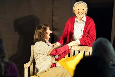 Das Theater Ferdinande aus Kempten spielt bei der Veranstaltungsreihe „Le-bensfreude trotz(t) Demenz das inhaltlich passende Stück „Die Gartenbank. Verliebt – Verlobt – Vergissmeinnicht?“.