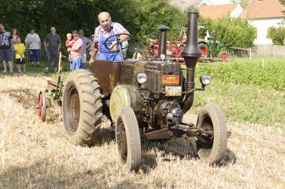 Fritz Wiedemann beackert mit dem Pflug und seinem vorgespannten Lanz-Bulldog das abgeerntete Museumsfeld 