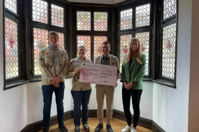 Die Pfadfinder Nördlingen – DPSG Stamm Nordilo – spenden 1.400 Euro für die Stiftung „Nördlinger Hilfe in Not“. Auf dem Bild von links: Für die Pfadfinder Nördlingen Dennis Ludwig und Franziska Schwarzer sowie Oberbürgermeister David Wittner und Helena Ott (Leiterin Hauptverwaltung).