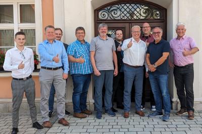 Die Verantwortlichen der Stadt Rain um Bürgermeister Karl Rehm und weitere Mitglieder des Informationssicherheitsteams freuen sich über das Erreichen des CISIS 12 Zertifikats.