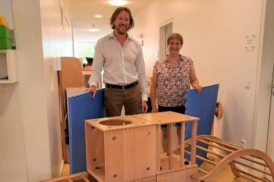 Markus Büchele und Antje Wiedenmann von der Evangelischen Montessori Kinderkrippe bei der Spendenübergabe.
