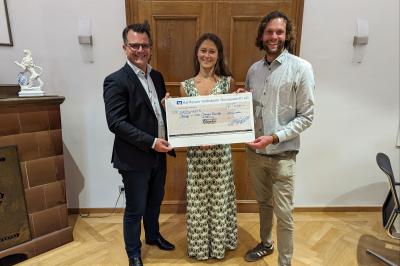 V.l.: Michael Öhlhorn und Lena Hopfinger vom Donau-Resorium Danubio übergeben einen Spendenscheck in Höhe von 400 Euro an Jürgen Sorré, den Vorsitzenden der Stiftung „Donauwörther Bürger in Not“.