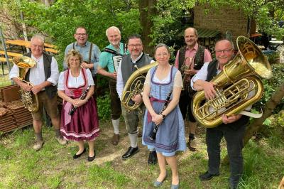 Die acht Musikerinnen und Musiker der „Wirtshausmusi“ beenden traditionell die Veranstaltungsreihe „Musik am Marktplatz“ der Stadt Nördlingen und verbreiten dabei gute Stimmung mit einem bunten Repertoire. 