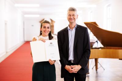 Das Bild zeigt die Absolventenehrung