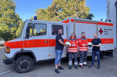 BRK mit neu finanzierten Schutzhelmen.