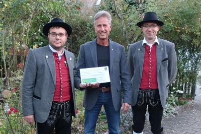 Von links: den 1. Vorsitzenden der Musikkapelle Rögling, Herrn Christian Ferber, den Vorsitzende des Vereins „Kinder  wollen leben, spielen, lachen!“ Herrn Martin Obermann, den 1. Vorsitzenden der Musikkapelle Rögling, Roland Ossiander. 